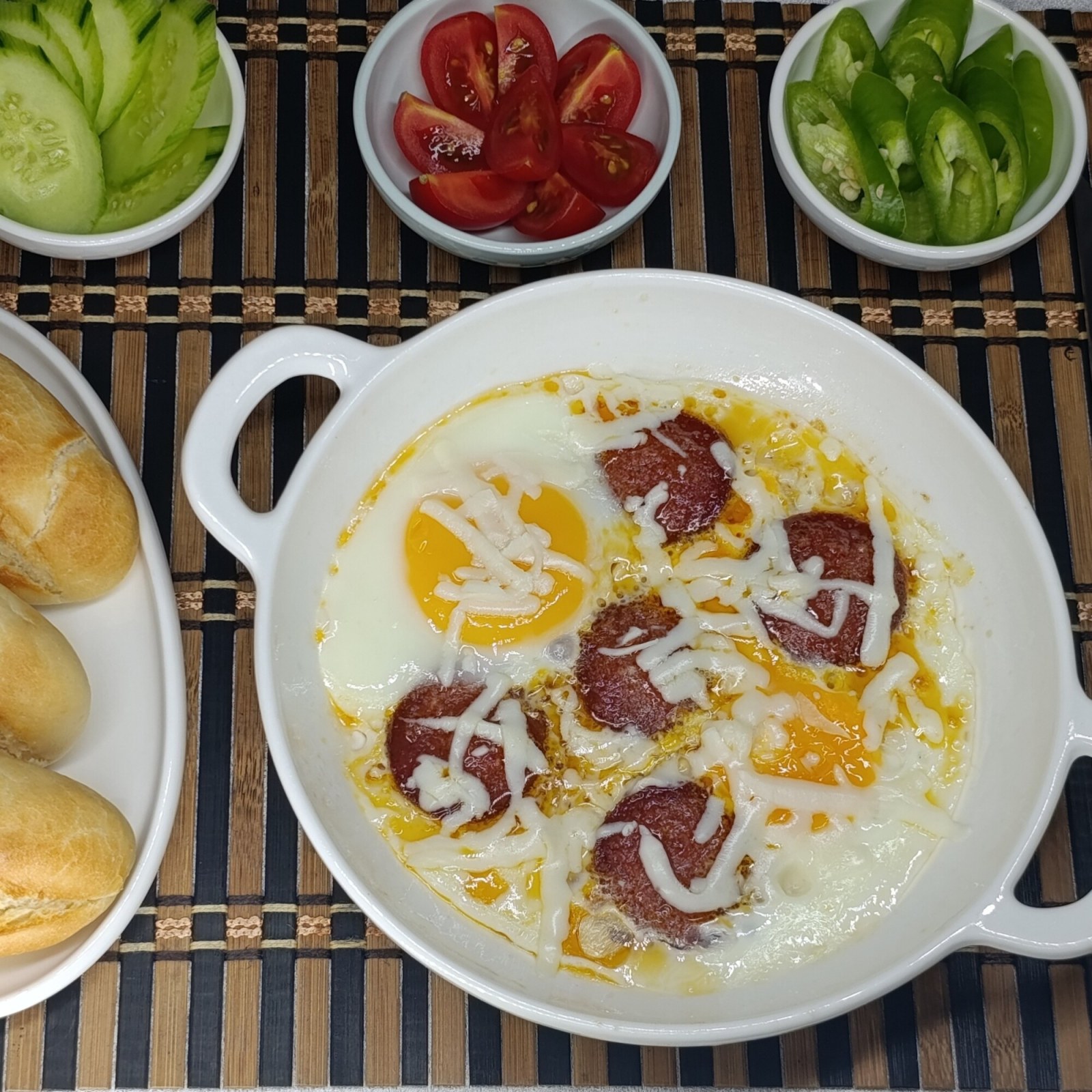 Sahanda Sucuklu Kaşarlı Yumurta