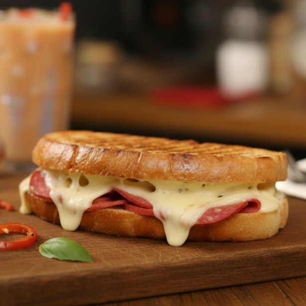 Ayvalık Ekmeğine Karışık Tost