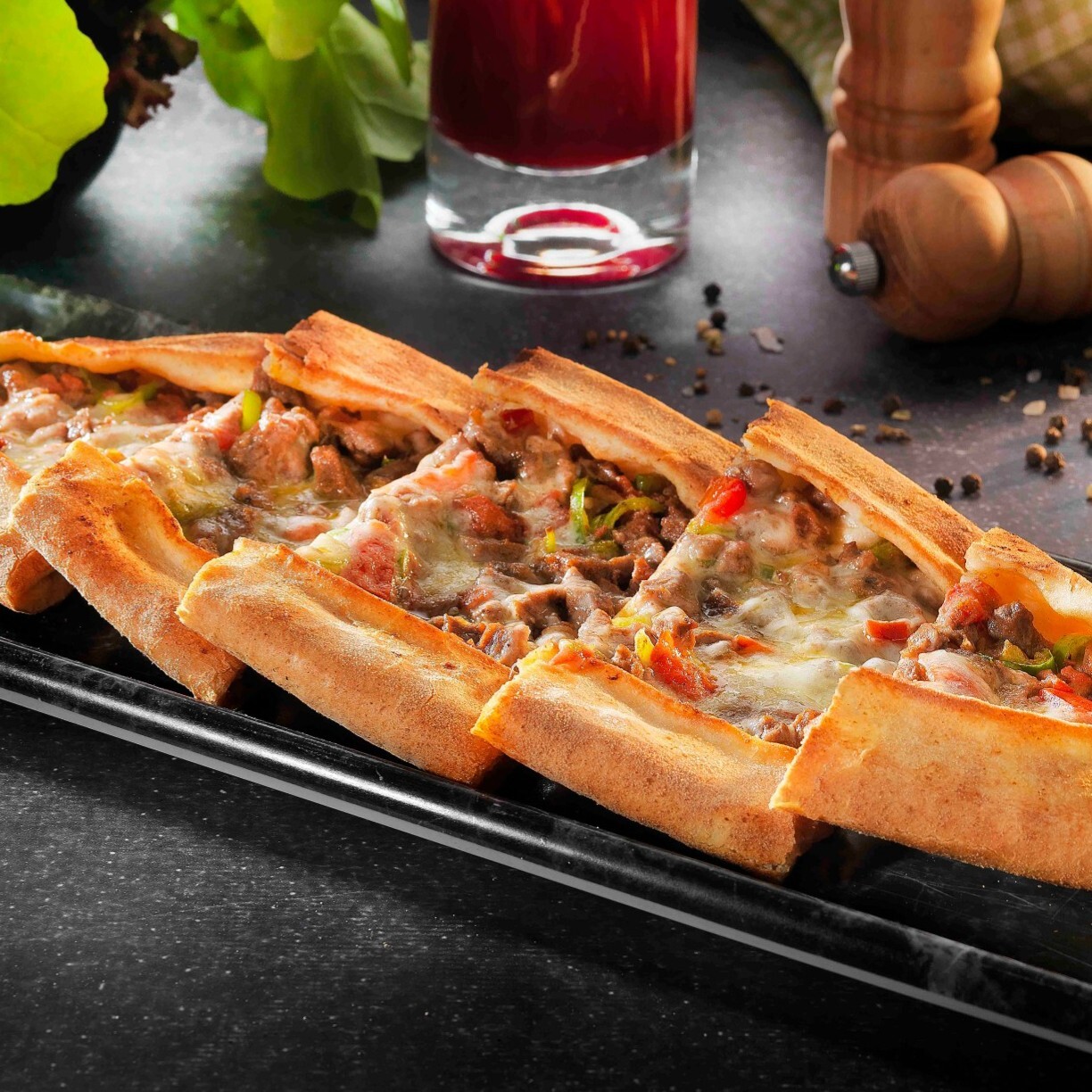 Kuşbaşılı Kaşarlı Pide