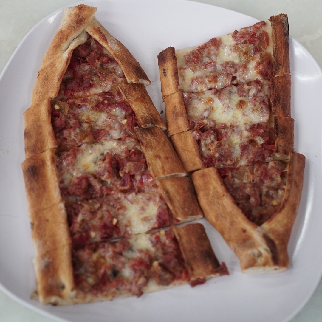 Kıymalı Kaşarlı Pide