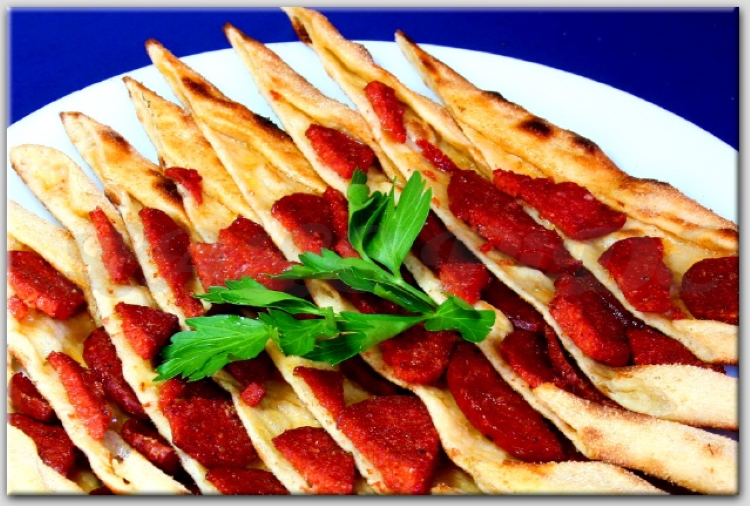Sucuklu Pide