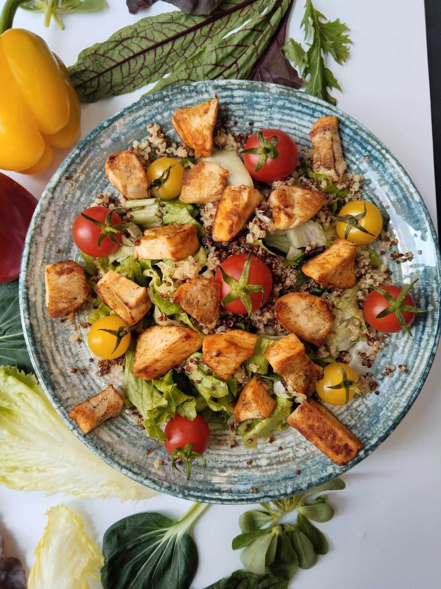 Tavuklu Kinoa Salatası (275 kalori)