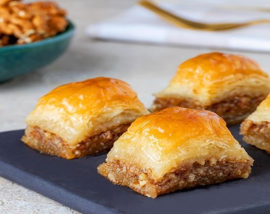 Cevizli baklava 1) kg