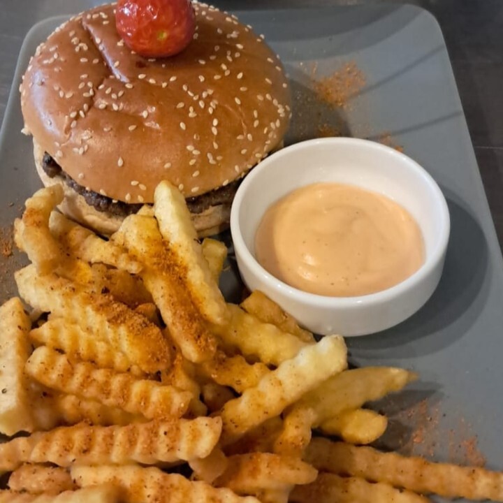 Cheeseburger Yanında çorba ikramımızdır