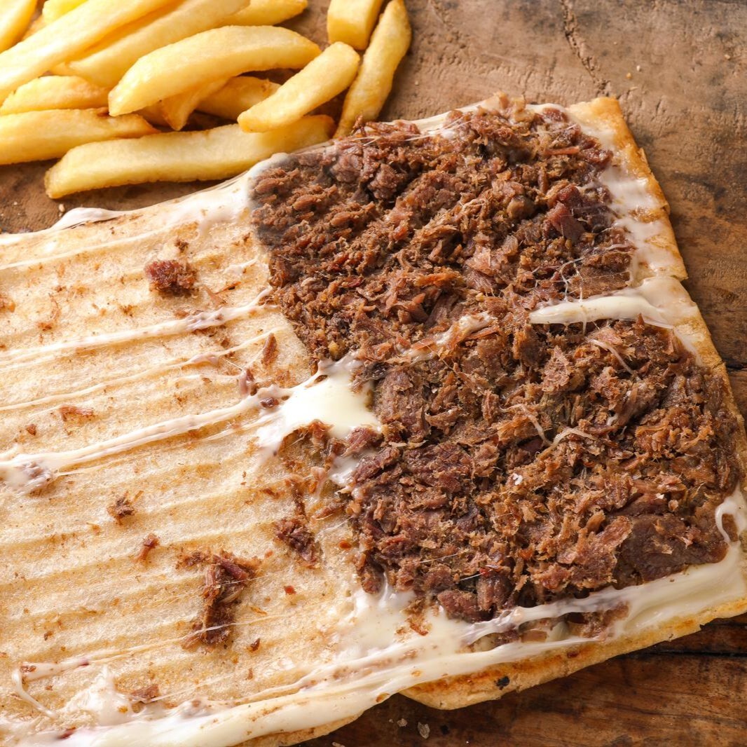 Yarım Ekmeğe Kavurmalı Kaşarlı Tost Menü
