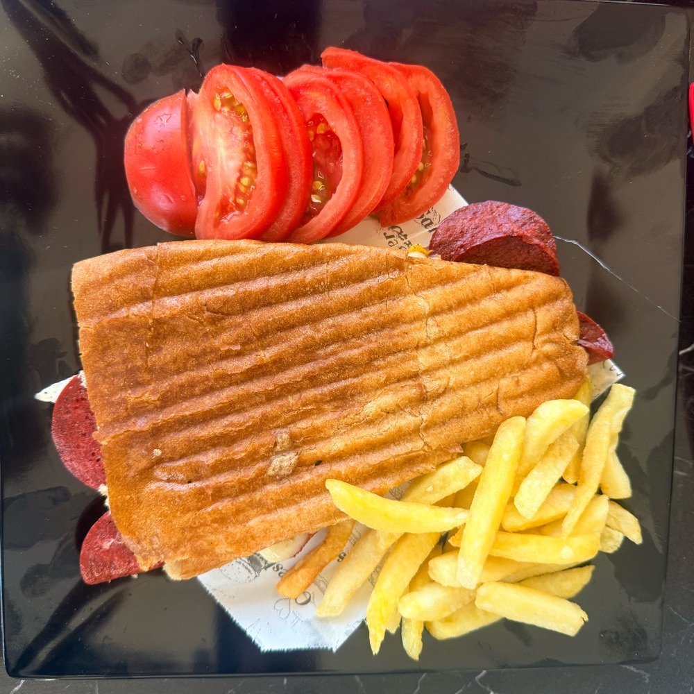 Yarım Ekmek Sucuklu Tost