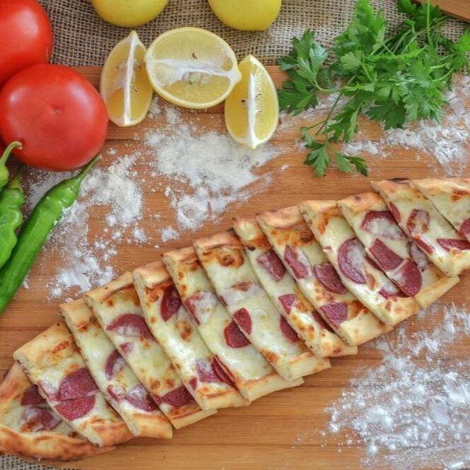 Sucuklu Kaşarlı Pide
