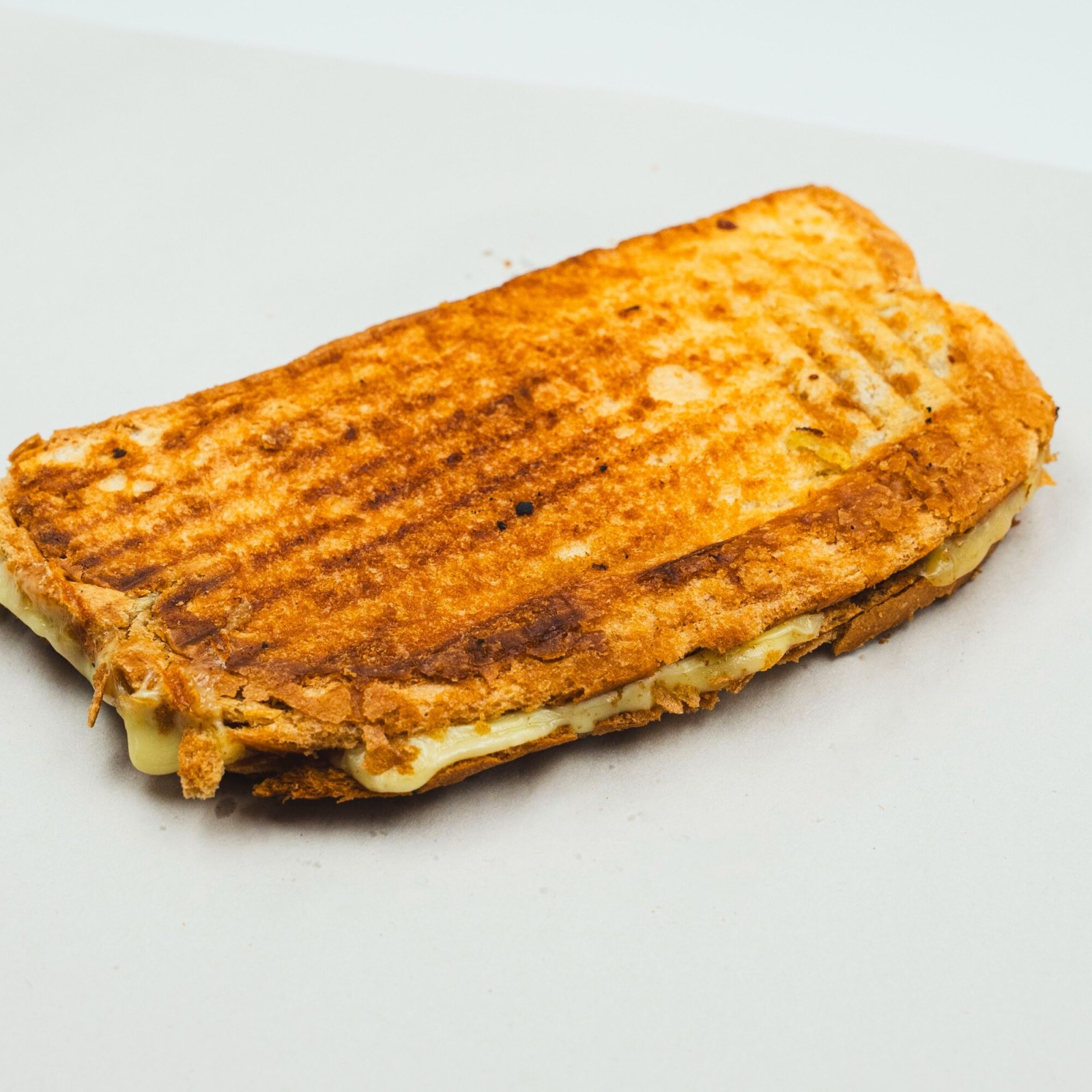 Ayvalık Ekmeğine Sucuklu Tost