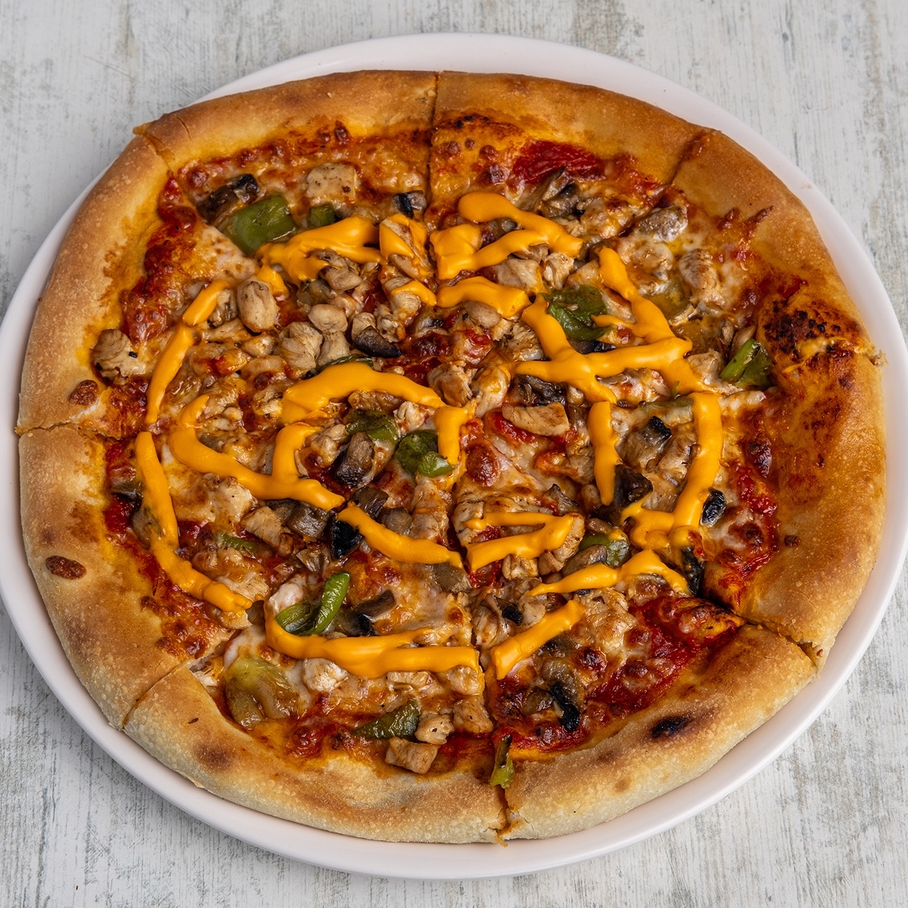 Cheddar Soslu Tavuklu Pizza