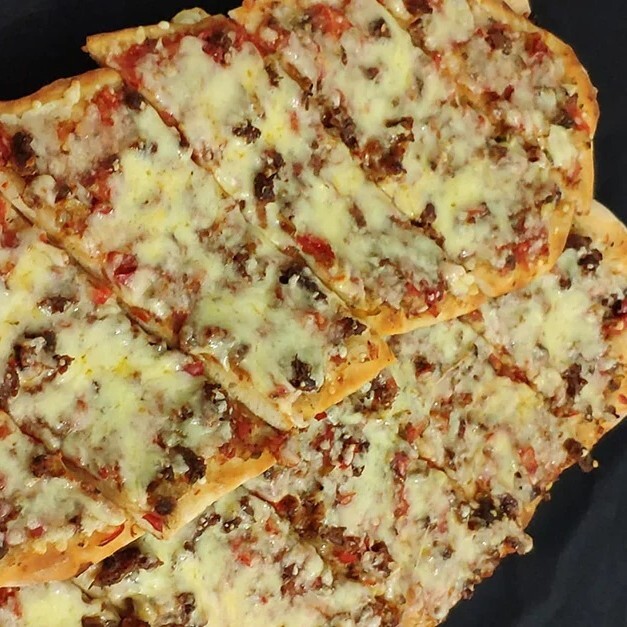 Kuşbaşılı Kaşarlı Pide