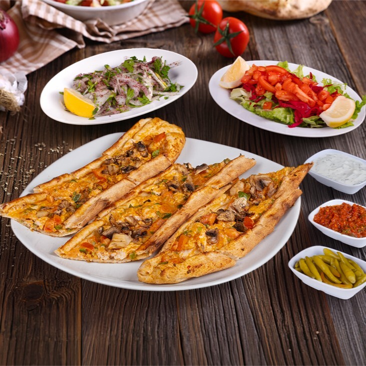 Tavuk Kuşbaşı Mantarlı Kaşarlı Pide