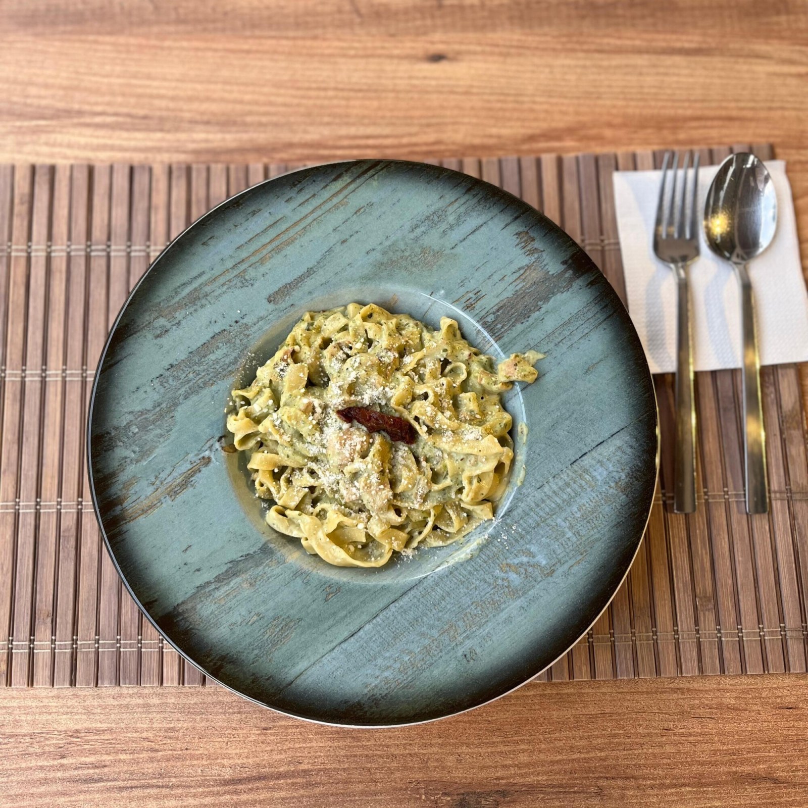 Pesto Soslu Tavuklu Fettuccine
