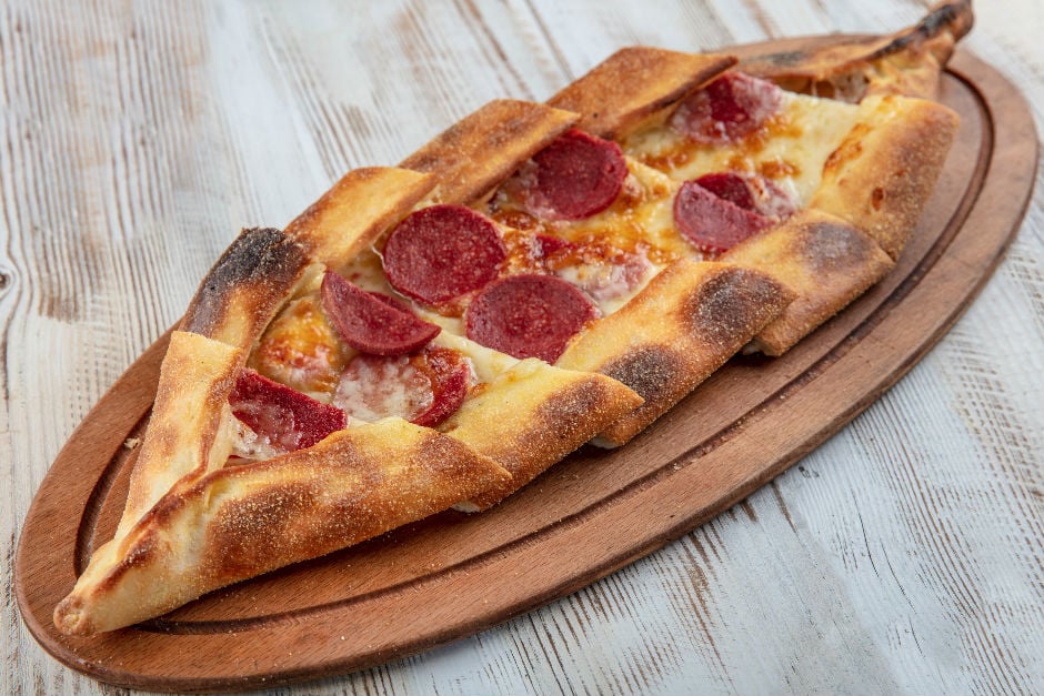 Kaşarlı Sucuklu Pide