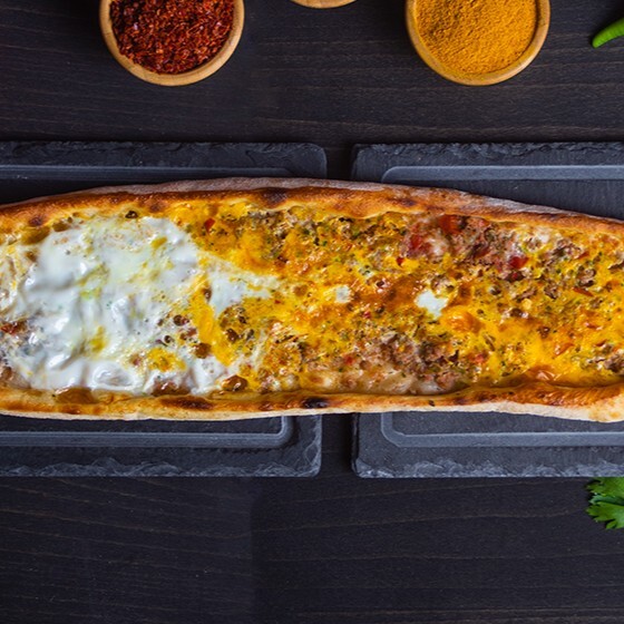 Kıymalı Kaşarlı Yumurtalı Pide