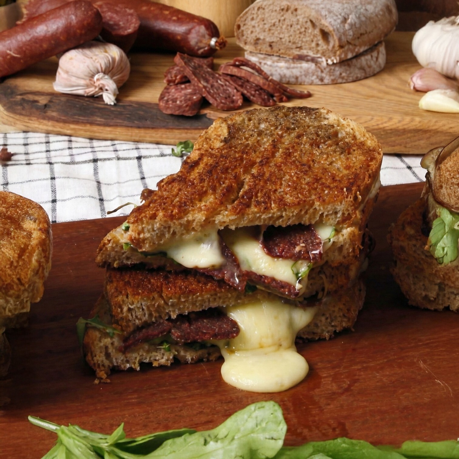 Sucuklu ve Kaşarlı Tost