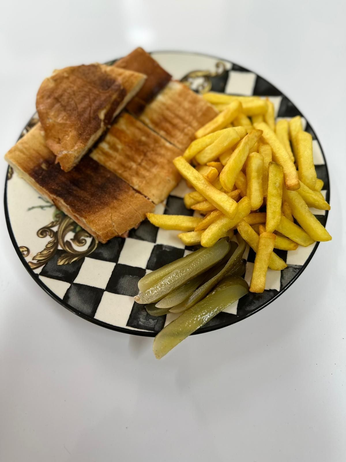 Karışık Tost + Patates Cipsi + Turşu + Kola ( 330 ml )