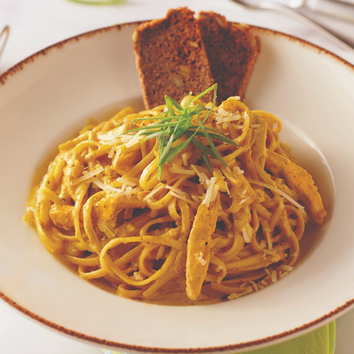 Köri Soslu Tavuklu Linguine Makarna