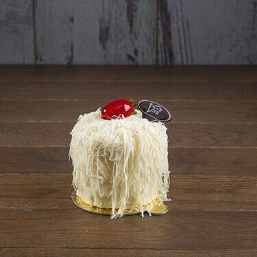 Saçaklı Çilekli Adet Pasta