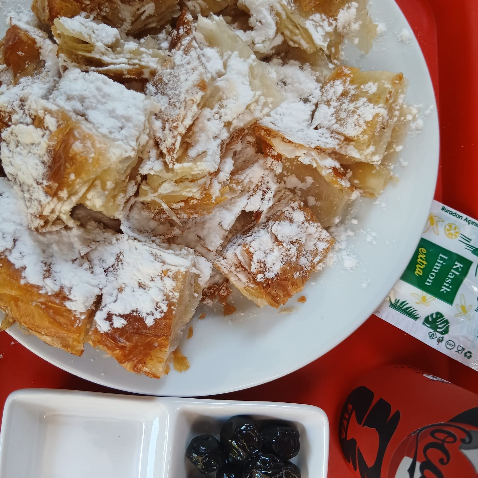 SADE KÜRT BÖREĞİ , PUDRA ŞEKERİYLE LEZZETE LEZZET KATAR , ( PİŞMİŞ ÜRÜN GRAMAJIDIR ) ( 1 KG )