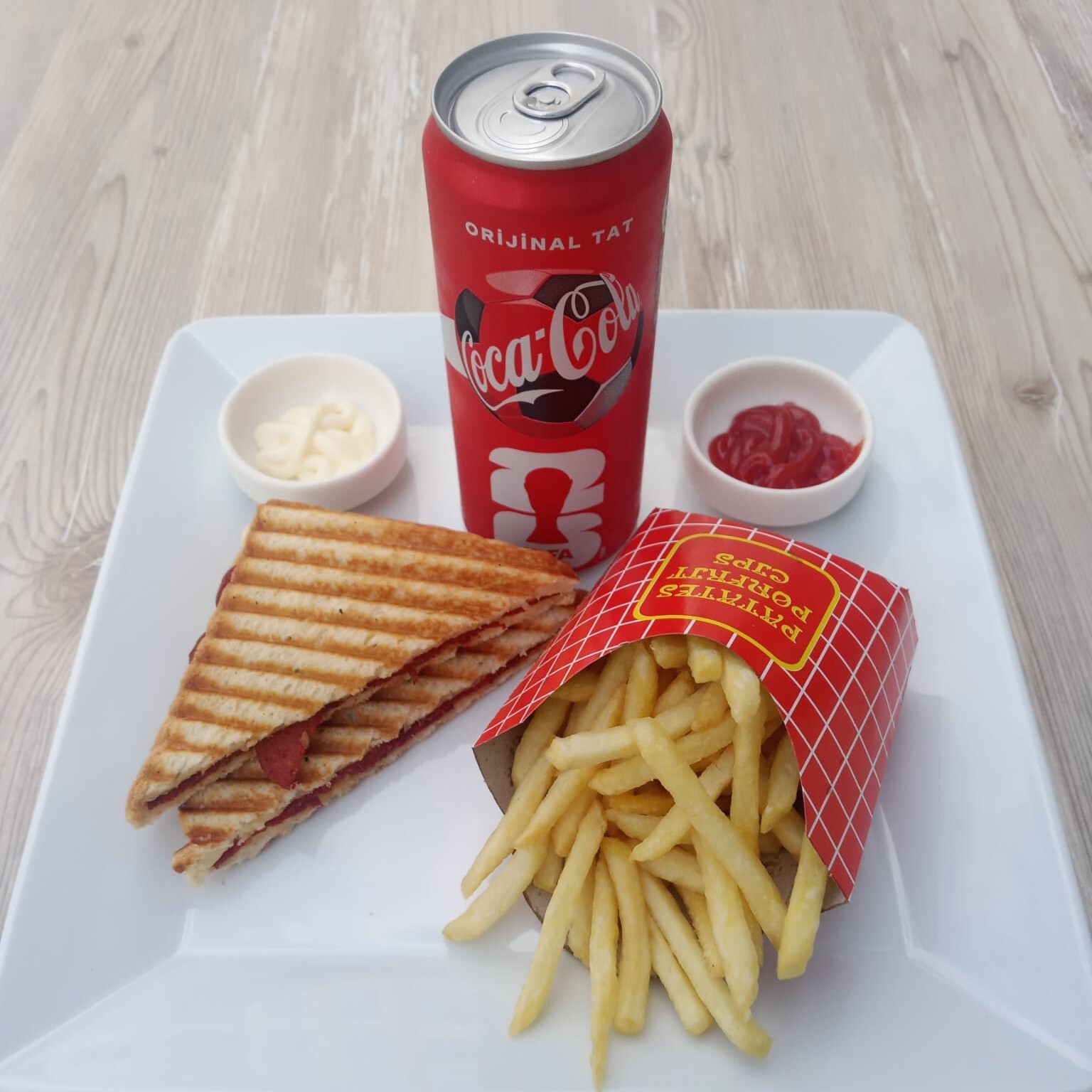 Sucuklu Tost + Patates Kızartması (120 gr) + İçecek Seçimi
