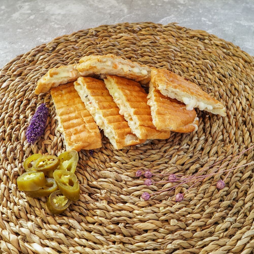 Avyalık Ekmeğine Kavurmalı Kaşarlı Tost