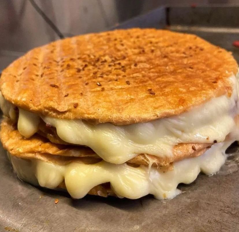 Kaşarlı Tost bol kaşar 130gr özel ekmeğe ev yapımı salça kullanılarak servis edilir