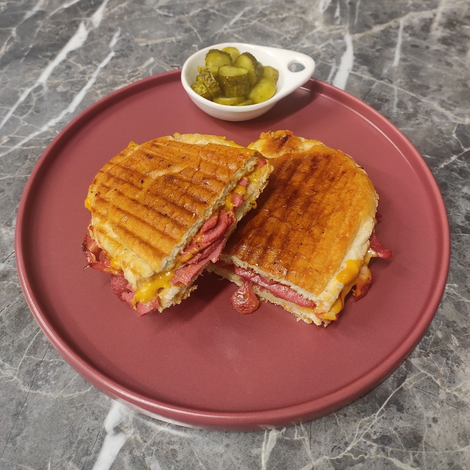 Cheddarlı Sosisli Tost