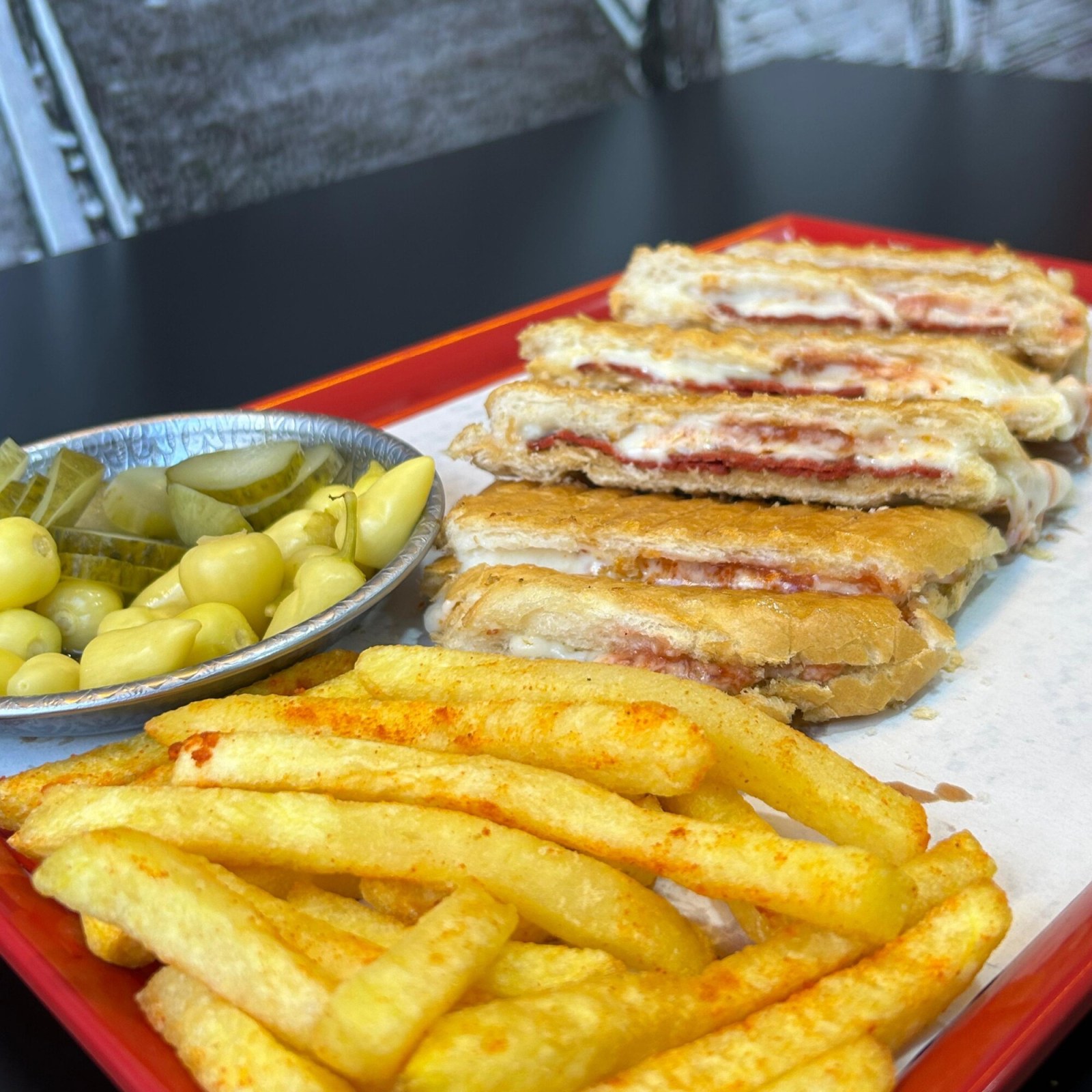 Sosisli Kaşarlı Yumurtalı Tost + 330 ml Coca-cola