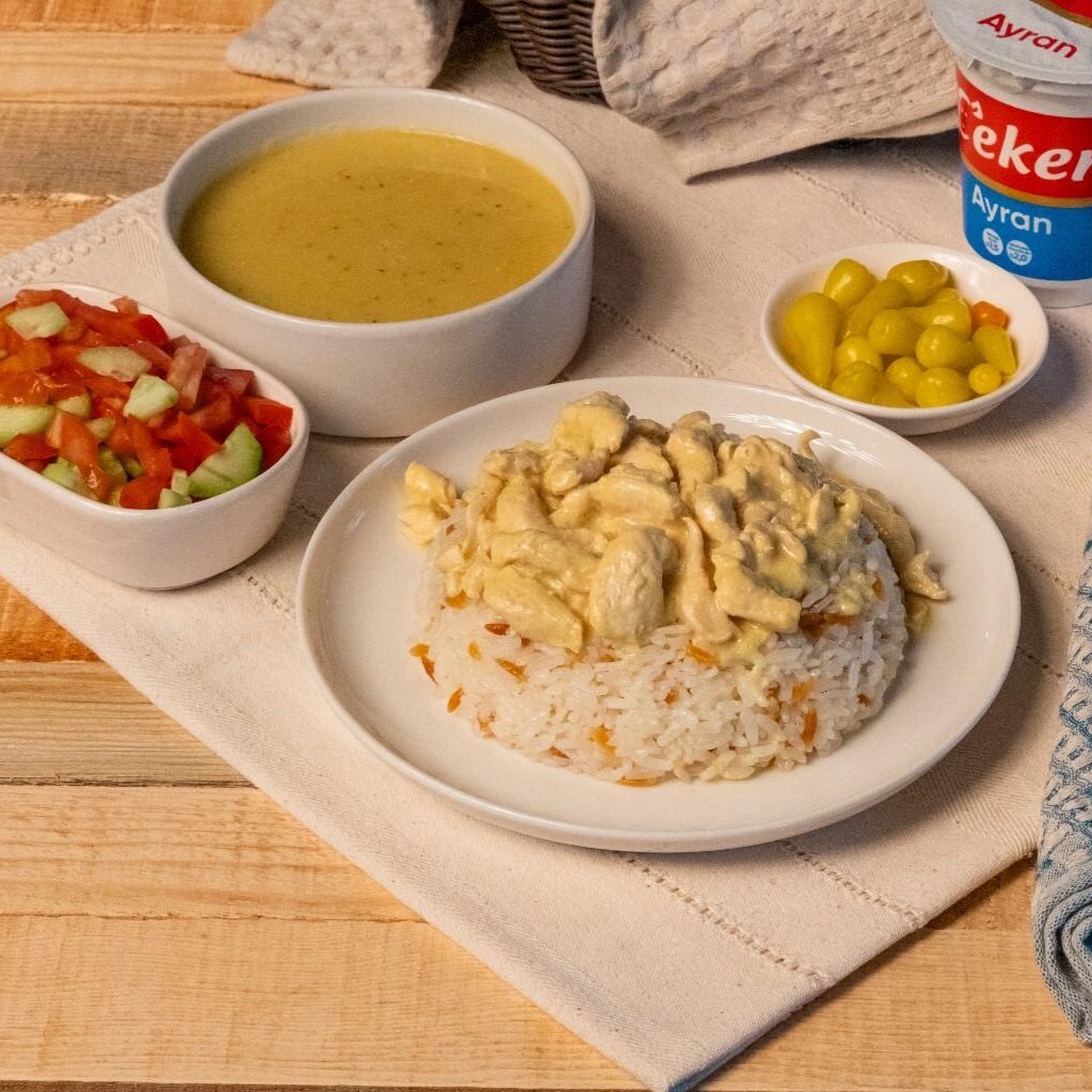 Köri Soslu Tavuklu Pilav Menü ( Körili Pilav + Seçeceğiniz Çorba + 270ml Ayran + Garnitür Salata )