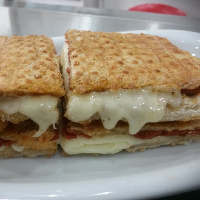 Kaşarlı Tost+coca cola 330ml