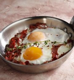 Sahanda Pastırmalı Yumurta