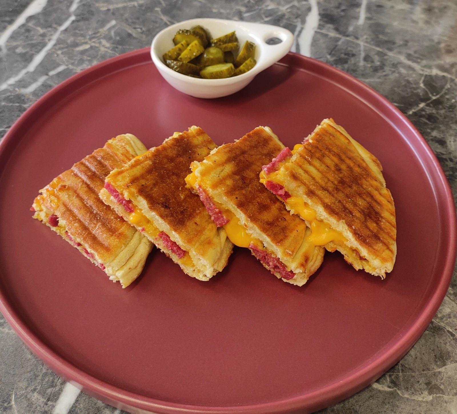 Cheddarlı Sucuklu Bazlama Tost
