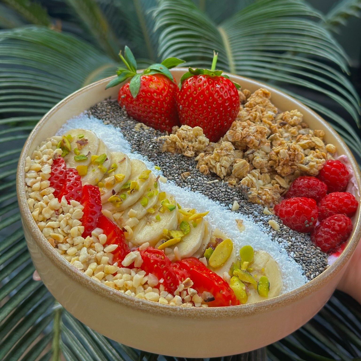 Çilekli&Muzlu&Frambuazlı Granola Bowl