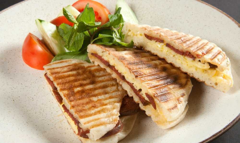 Sucuklu Kaşarlı Tost