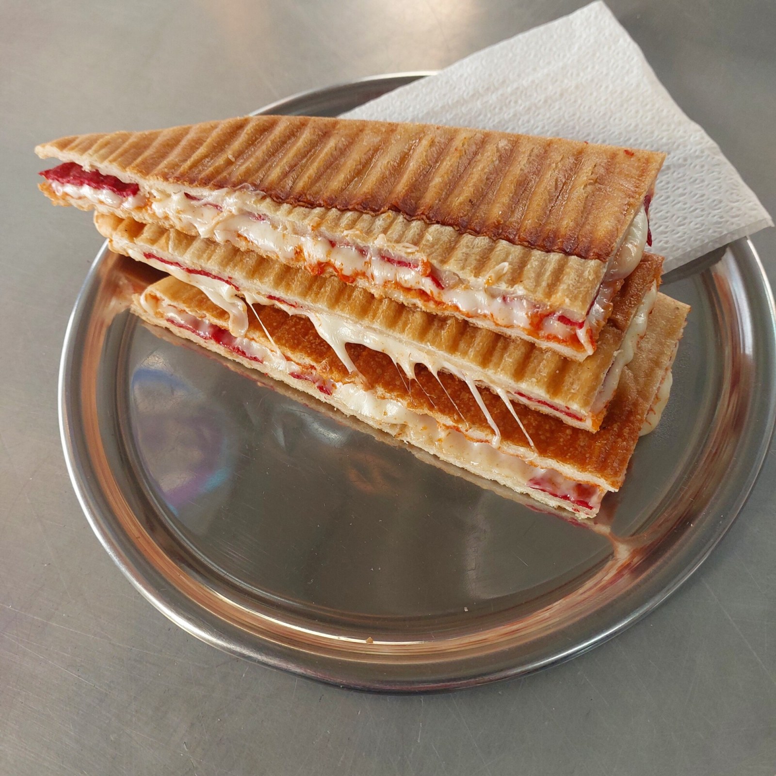 3/4 Ekmek Arası Sucuklu Tost