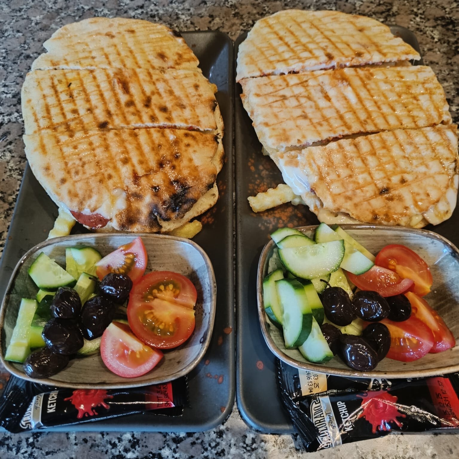 2 Karışık Tost + 1 L Coco Cola