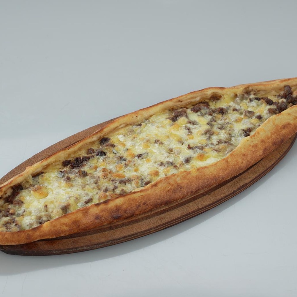 Kavurmalı Kaşarlı Pide + Coca-Cola (33 cl.)