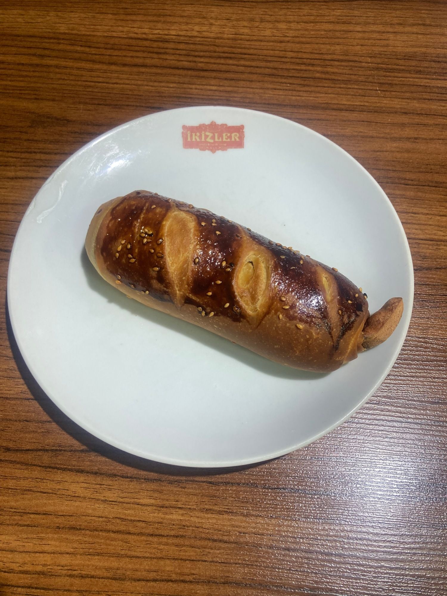 Salçalı sosisli açma