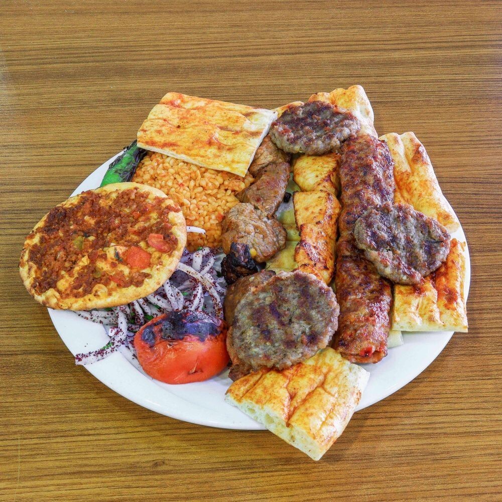 Karışık Kebap pilav köz biber köz domates sumaklı soğan 2 lavaş salata ezme ile