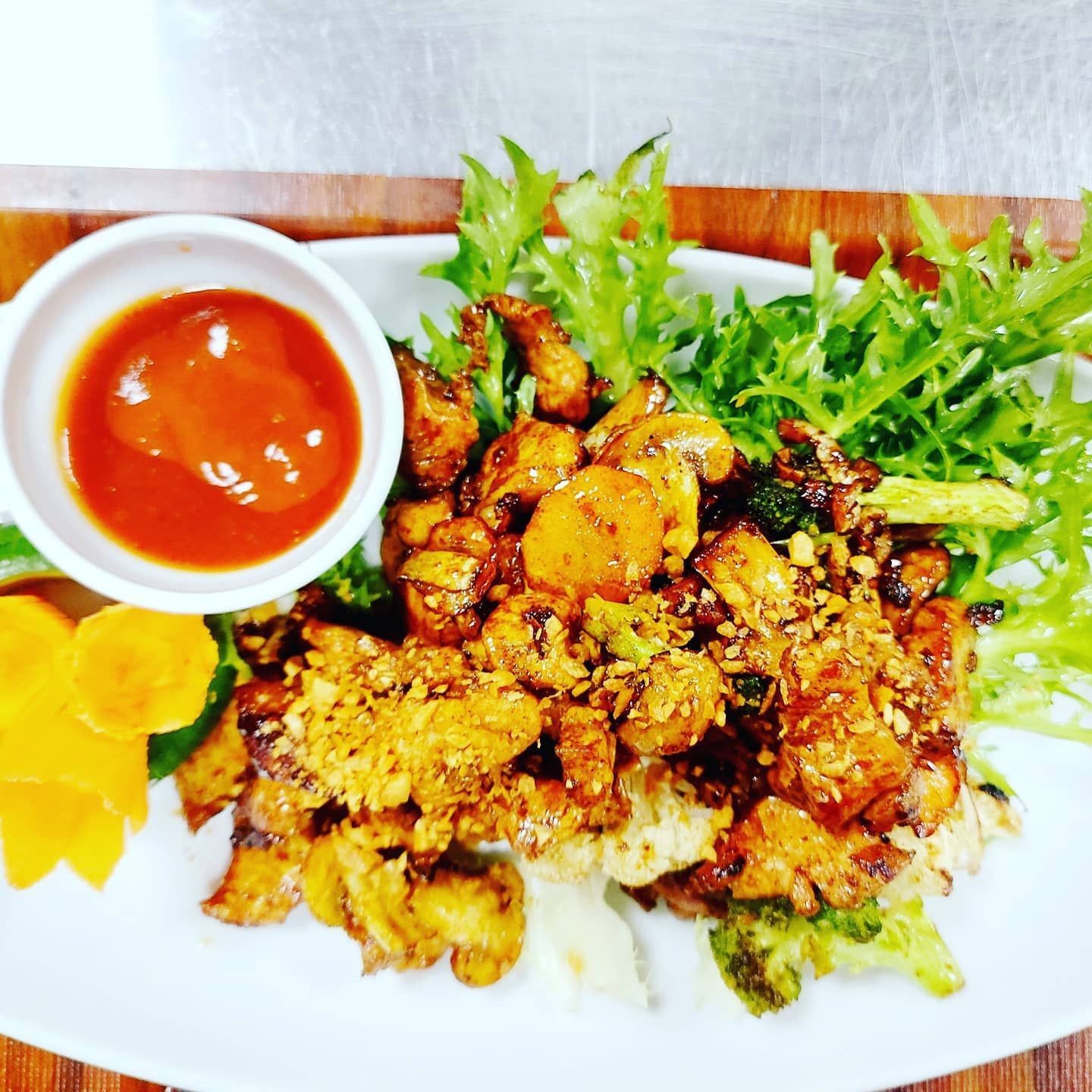 Pad Kra Tiem (Chicken) & Sarımsak (Tavuk) + Steam Rice