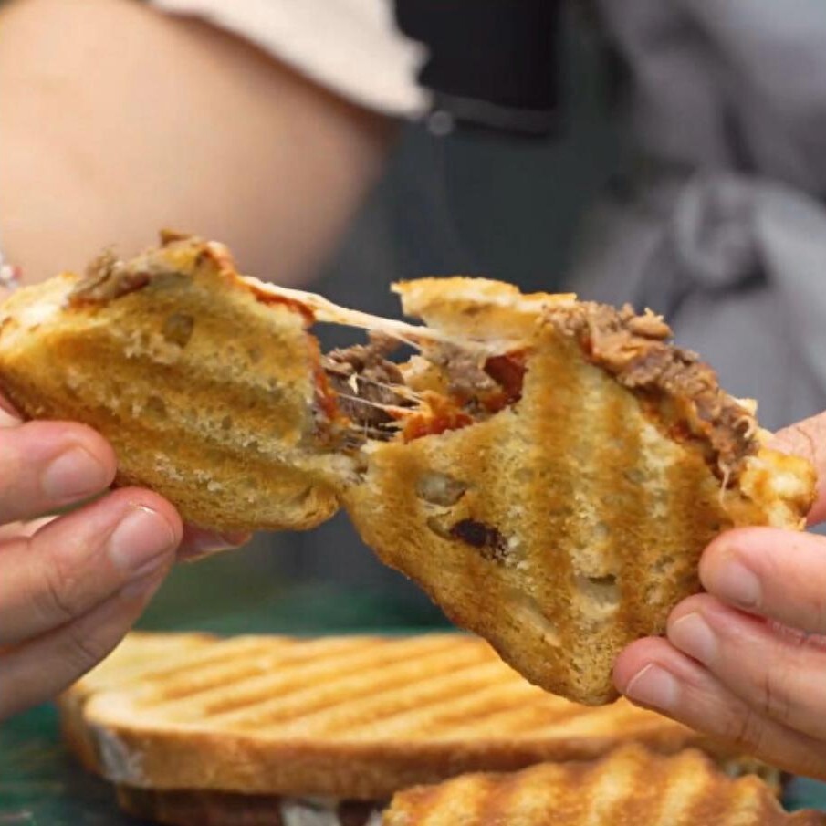 Kavurmalı Kaşarlı Tost