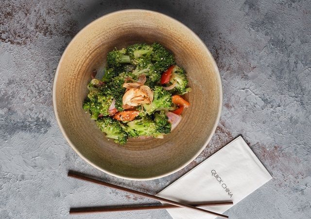 31 Sarımsak Soslu Brokoli Salatası