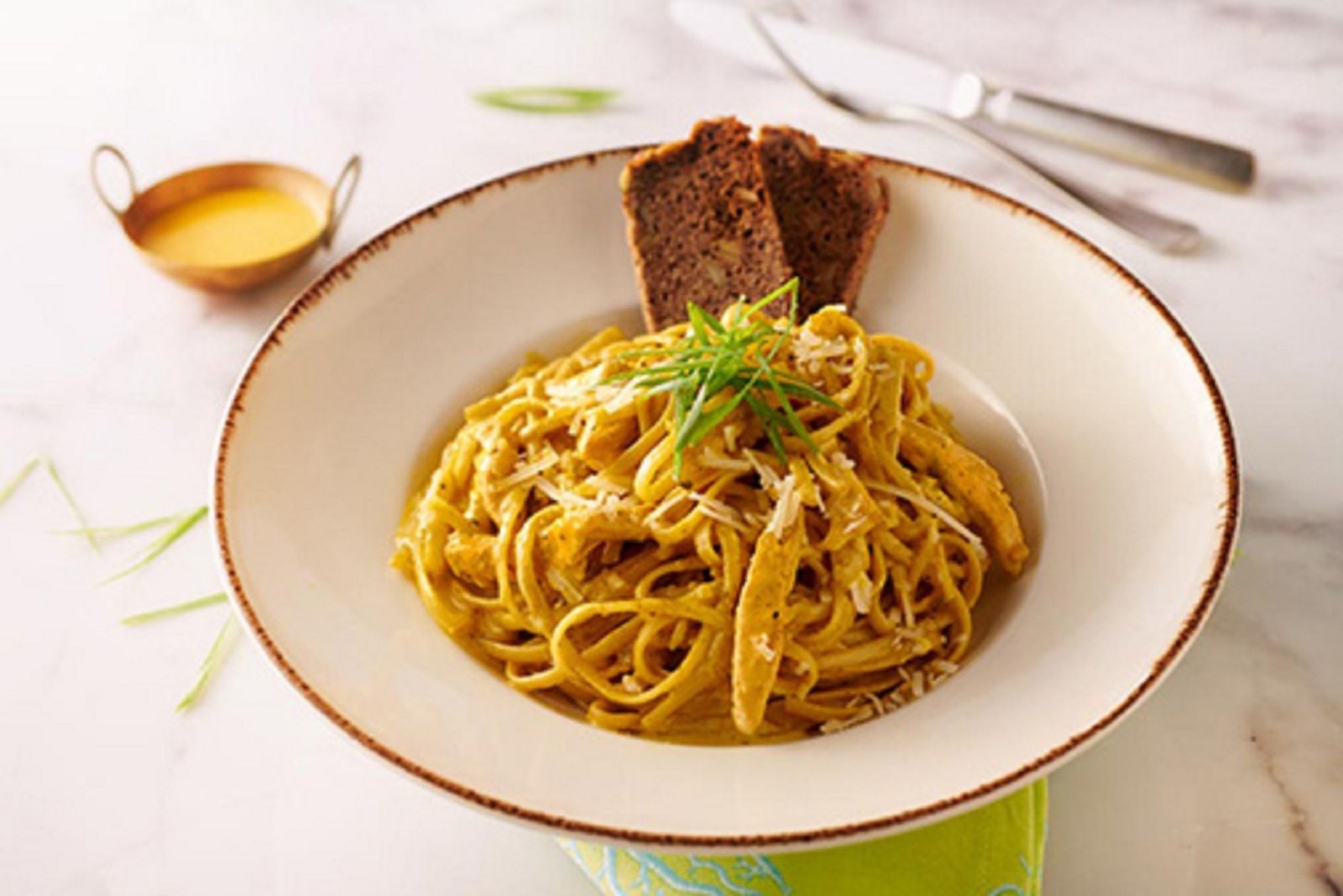 Köri Soslu Tavuklu Linguine Makarna