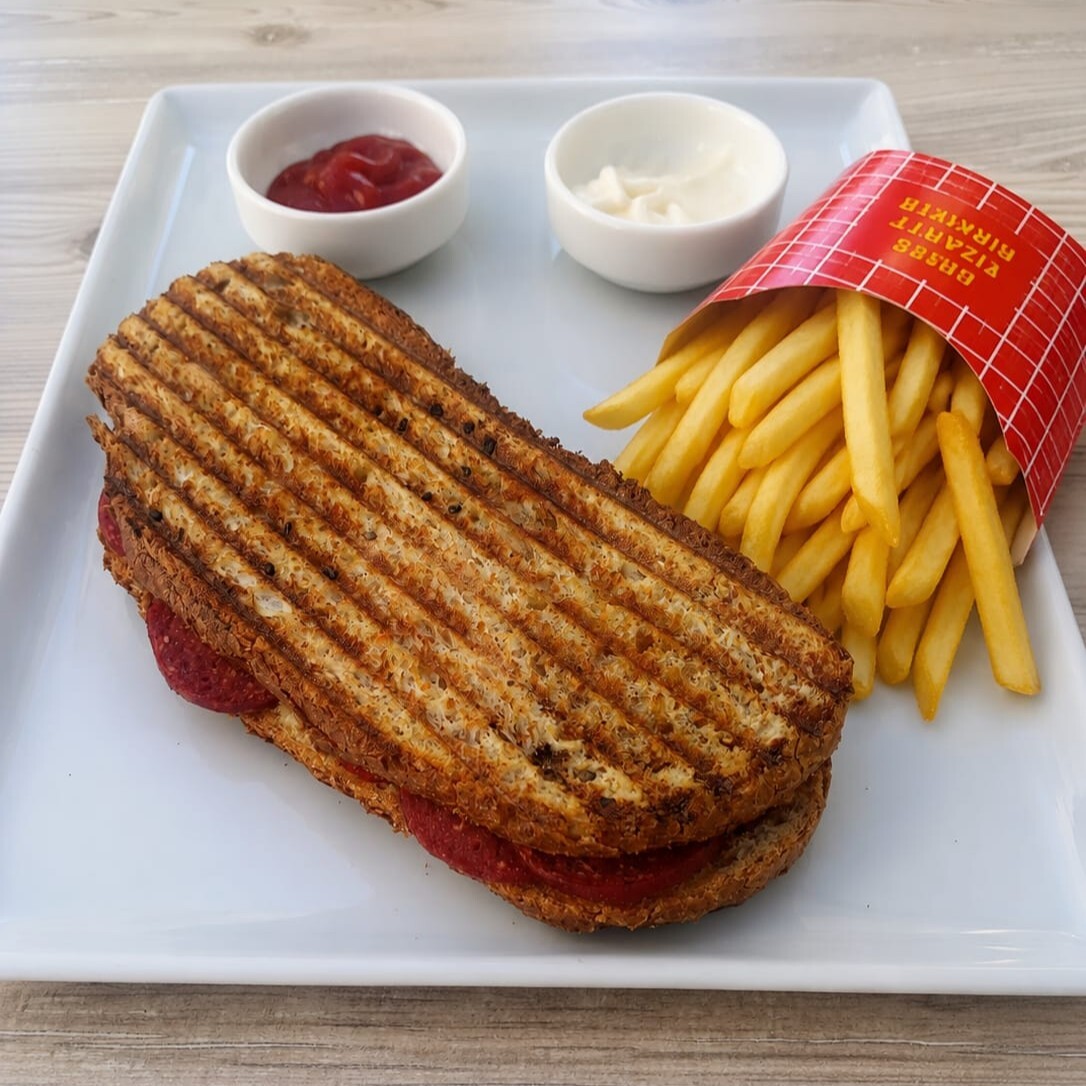 Sucuklu Tost (Kepekli Ekmek) + Patates Kızartması (120 gr)