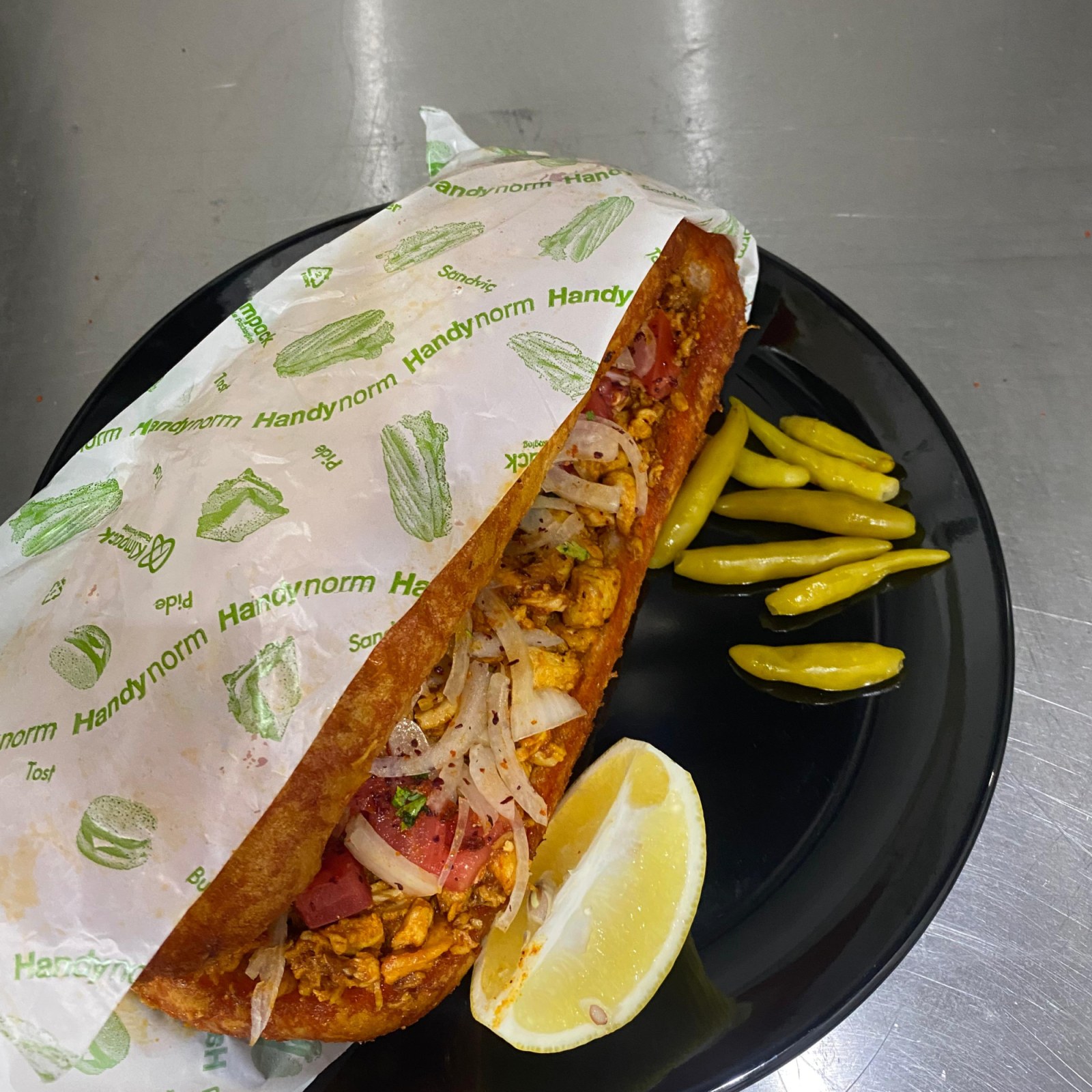 Ekmek Arası Tavuk Tantuni + Coca Cola