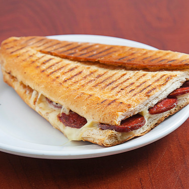 Yarım Ekmek Sucuklu Kaşarlı Tost