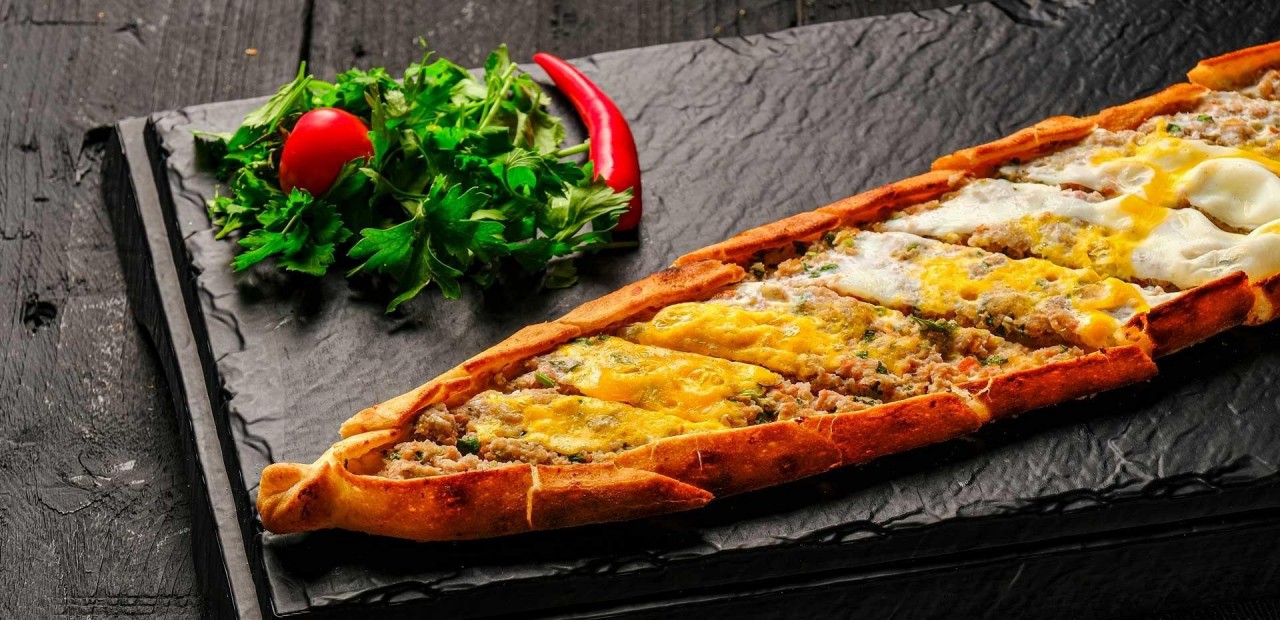 Kıymalı Kaşarlı Yumurtalı Pide