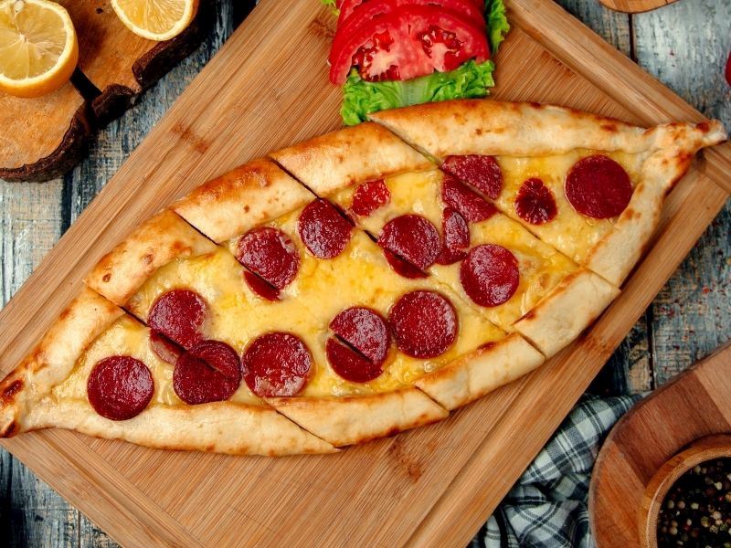 Kaşarlı Yumurtalı Sucuklu Pide