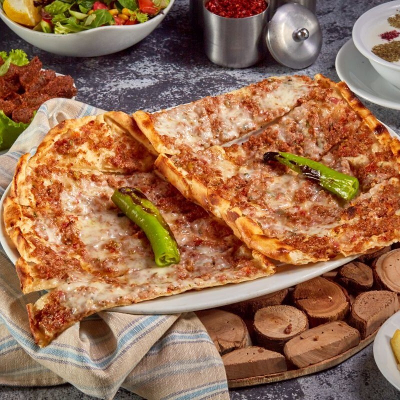 Kıymalı Yumurtalı Pide