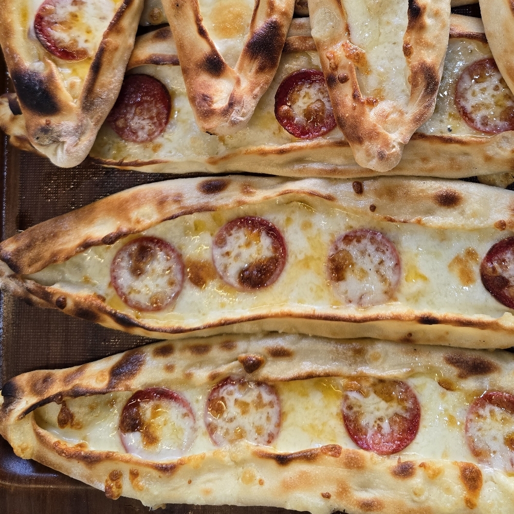 Kaşarlı Sucuklu Mini Pide